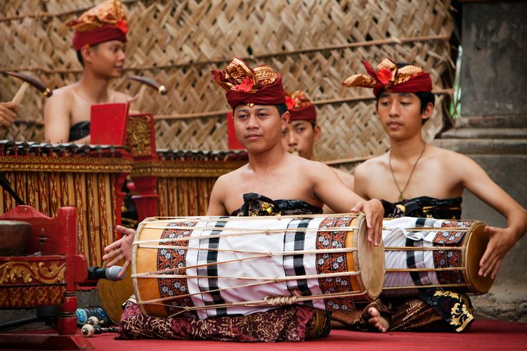 Penampilan seniman pria memainkan alat musik tradisional Bali.