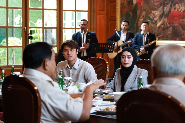 Menhan Prabowo makan siang bersama artis di kantor Kemenhan, Jakarta, pada Rabu (6/12/2023). 