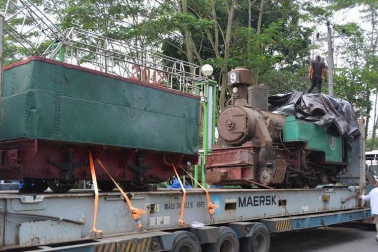 Lokomotif uap Nomor 9 diangkut menggunakan truk barang dari Pabrik Gula Sumberhardjo di Pemalang, Jawa Tengah.