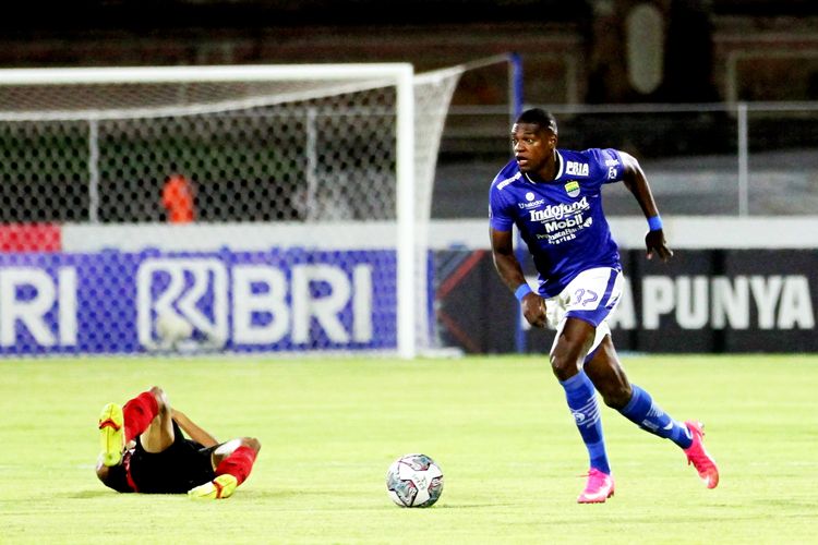 Pemain asing Persib Bandung Bruno Cantanhede menggiring bola seusai berduel dengan pemain Bali United pada pertandingan pekan 19 Liga 1 2021-2022 yang berakhir dengan skor 0-1 di Stadion I Gusti Ngurah Rai Denpasar, Kamis (13/1/2021) malam.