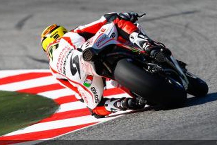 Pebalap Pramac Racing asal Italia, Michele Pirro, memacu motornya pada sesi latihan bebas dua GP San Marino, di Sirkuit Misano, Jumat (13/9/2013).