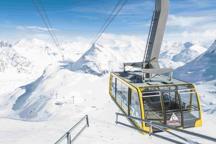 Gondola atau cable car di Diavolezza, Swiss.