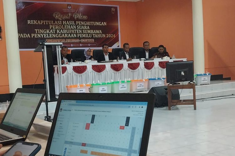 PPK Kecamatan Batulanteh masih input data di Sirekap sembari pleno rekapitulasi hasil perhitungan perolehan suara tingkat Kabupaten berlangsung Rabu (28/2/2024)