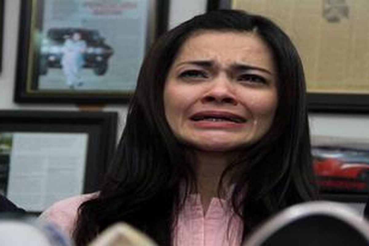 Artis sekaligus presenter Cut Tari menangis saat menyampaikan permintaan maaf kepada masyarakat dalam konferensi pers di Gedung Summitmas I, Jakarta, Kamis (8/7/2010). Pernyataan terbuka ini dia sampaikan menyusul pemberitaan kasus video porno yang menyeret dirinya.