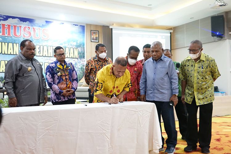 Penandatanganan kesepakatan pemekaran Provinsi Papua dalam Rapat Khusus Percepatan Pembangunan Kesejahteraan Sesuai dengan Wilayah Adat Papua, Jumat (10/6/2022). 