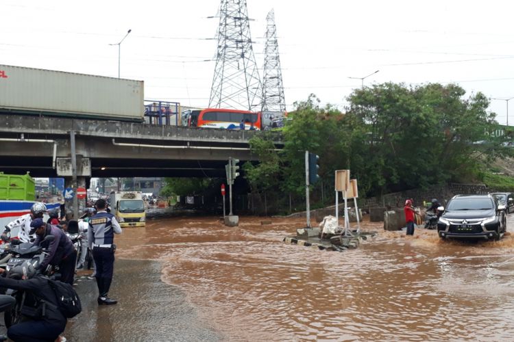 Tampak sejumlah motor mogok akibat menerobos jalan KH. Noer Ali, Bekasi Barat, Kota Bekasi tepatnya di Kolong Tol JORR yang terendam banjir, Selasa (30/10/2018).