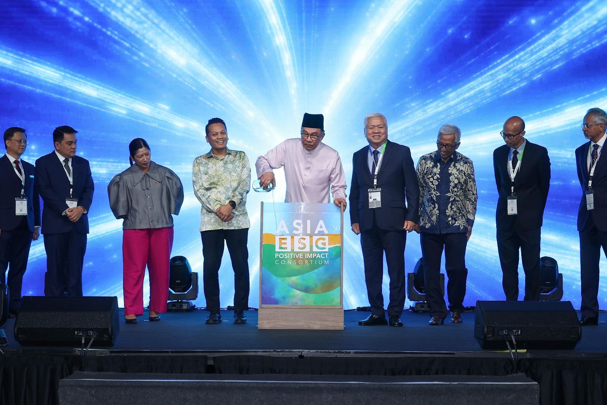 Peluncuran resmi konsorsium keberlanjutan pertama di Asia bernama Asia's ESG Positive Impact Consortium (AEPIC) di Sime Darby Convention Centre, Kuala Lumpur, pada Jumat (21/2/2024). Dihadiri dan diresmikan oleh Prime Minister of Malaysia Datuk Seri Anwar Ibrahim; Indonesia Ambassador H.E. Hermono; Philippine Ambassador H.E. Maria Angela Ponce; Minister of Investment, Trade, and Industry Tengku Datuk Seri Utama Zafrul Tengku Abdul Aziz; Minister of Natural Resources and Environmental Sustainability Nik Nazmi bin Nik Ahmad; Chief Executive Officer of KG Media Mr. Andy Budiman; Group CEO Star Media Group Mr. Chan Seng Fatt; President & Chief Executive Officer of the Philippine Daily Inquirer Mr. Rudyard Arbolado. 