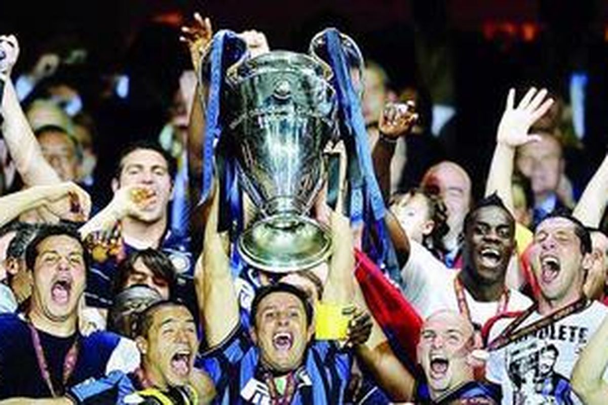 Pemain Inter Milan mengangkat trofi Liga Champions Eropa setelah mengalahkan Bayern Muenchen 2-0 dalam final di Santiago Bernabeu, Madrid, Spanyol, Minggu (23/5).