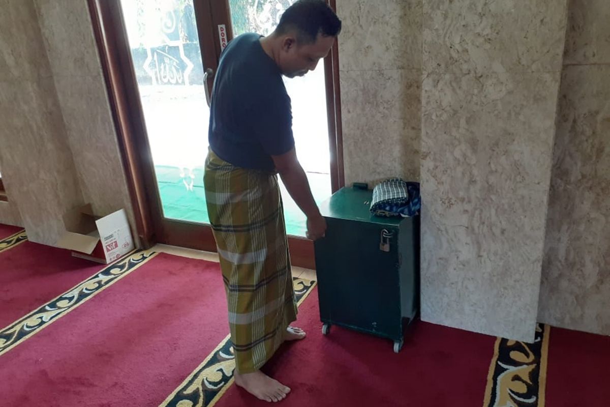 Hendra salah satu pengurusan Masjid Mahhallul Qufron saat ditemui di lokasi pencurian kotak amal, Jumat (30/8/2019)