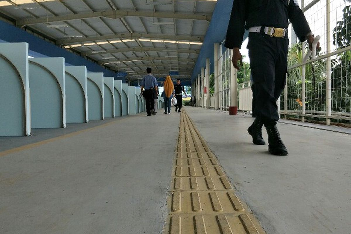 Jalur tuna netra atau guiding block di skybridge atau jembatan penghubung multiguna Tanah Abang. 