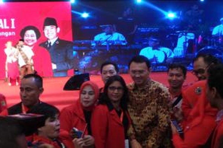 Gubernur DKI Jakarta Basuki Tjahaja Purnama selfie bersama kader PDI-P, pada Rakernas PDI-P, di Hall D Kemayoran Jakarta Pusat, Minggu (10/1/2016). 