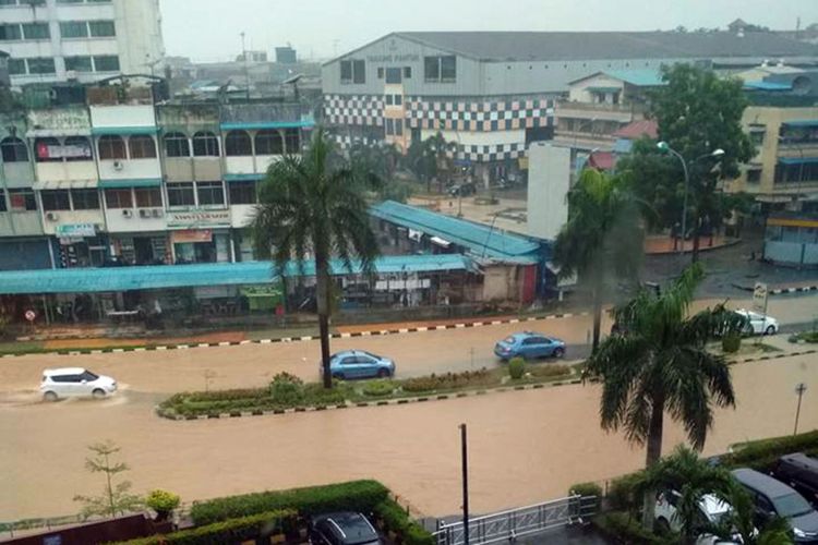 Genangan air yang terjadi di sepanjang jalan Raja Ali Haji Kelurahan Sei Jodoh Batuampar Batam. Akibat Genangan air ini, aktivitas bisnis di kawasan ini terhanti.