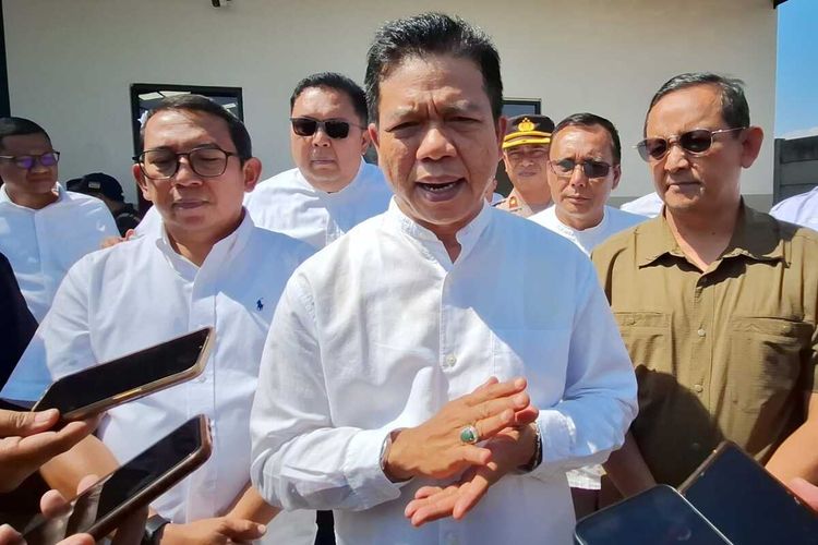 Bupati Bandung Dadang Supriatna saat diwawancarai soal upaya pembangunan flyover di Bojongsoang, Kabupaten Bandung, Jawa Barat, Jumat (20/6/2025)