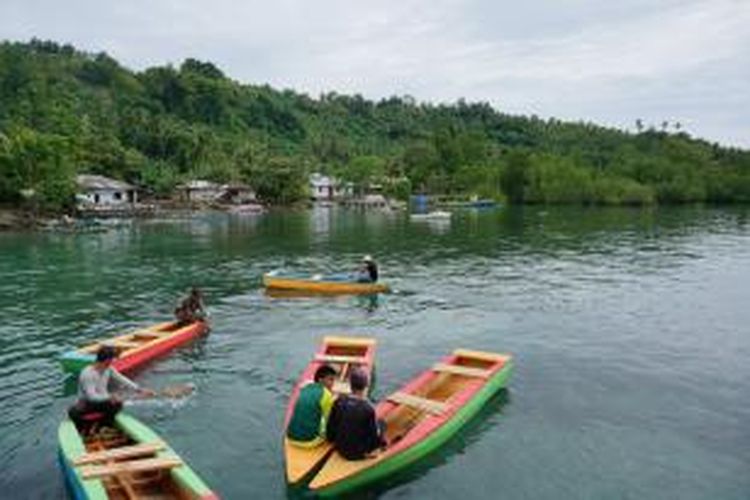 Beberapa perahu yang disediakan warga Bahoi bagi wisatawan yang datang mengunjungi desa wisata mereka di Minahasa Utara, Sulawesi Utara.