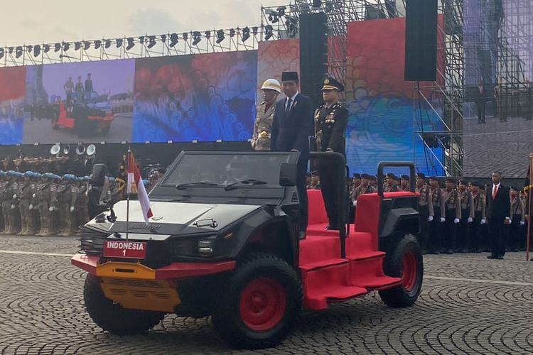 Presiden Joko Widodo saat  melakukan inspeksi pasukan upacara dalam upacara peringatan Hari Bhayangkara ke-78 di Monas, Jakarta Pusat, Senin (1/7/2024).