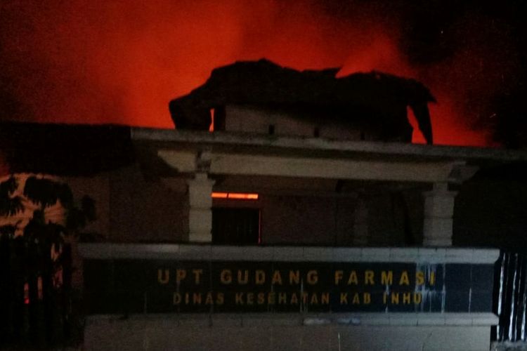 Api berkobar pada kebakaran UPT Gudang Farmasi Dinkes Inhu di Kecamatan Rengat Barat, Kabupaten Inhu, Riau, Kamis (20/8/2020) malam.