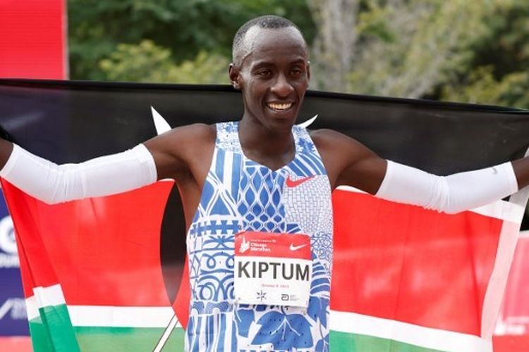 Pelari Kenya, Kelvin Kiptum, berselebrasi seusai menang dalam Bank of Americ Chicago Marathon 2023 pada 8 Oktober 2023. Terkini, Kelvin Kiptum meninggal dunia seusai mengalamn kecelakaan.