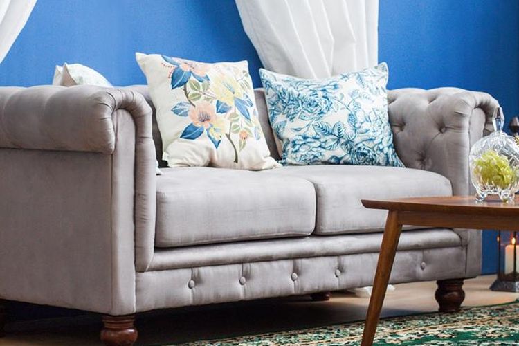 Model sofa klasik cocok untuk kamu yang ingin menciptakan kesan elegan pada ruang tamu mewah.