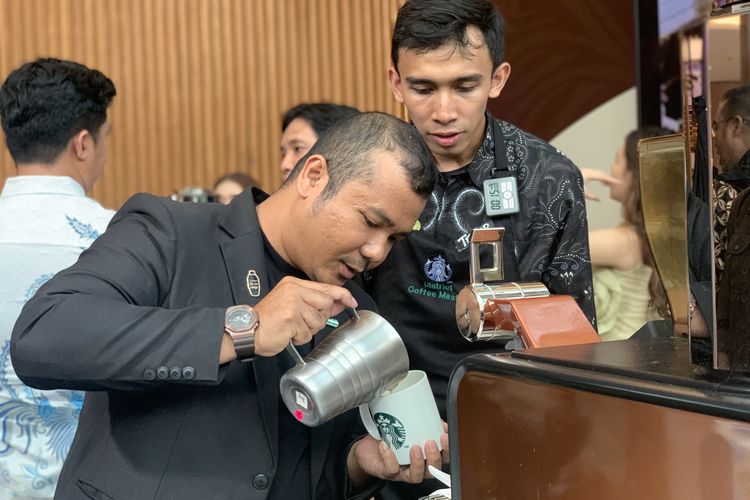Tepat pada Kamis (16/10/2025), Starbucks meraih rekor baru bertajuk Kelas Latte Art Serentak di Gerai Kopi Terbanyak di Indonesia yang ditetapkan langsung oleh Museum Rekor Dunia Indonesia (MURI).