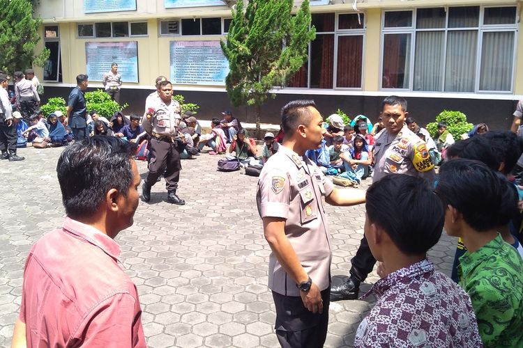 71 pelajar SMK asal Bogor, Jawa Barat, diamankan di Mapolres Banyumas, Jawa Tengah, Kamis (12/9/2019).