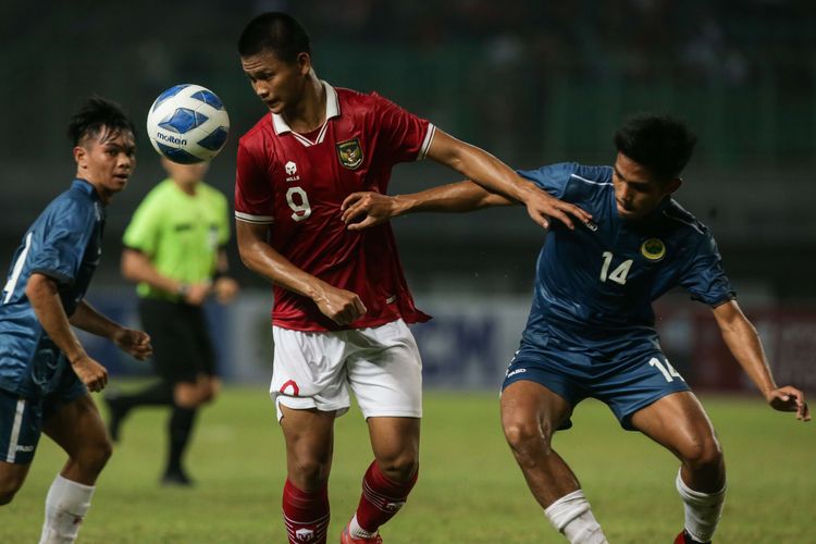 Pemain timnas U19 Indonesia Hokky Caraka berebut bola saat bertanding melawan Brunei pada laga lanjutan Grup A Piala AFF U19 2022 yang digelar di Stadion Patriot Candrabhaga, Bekasi, Senin (4/7/2022). Indonesia unggul 7-0 atas Brunei.