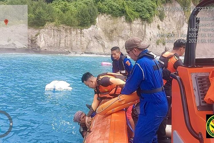 Tim Basarnas Lampung mengevakuasi salah satu nelayan di Perairan Pulau Sertung, Kamis (16/2/2023) pagi.