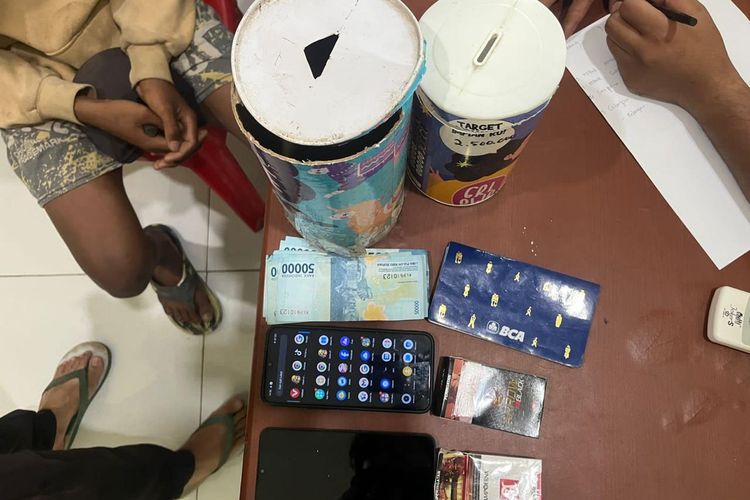 Sejumlah barang bukti yang diamankan dari seorang pelajar 16 tahun di Pulau Sebatik Nunukan Kaltara yang nekat membobol toko kelontong demi judi slot online