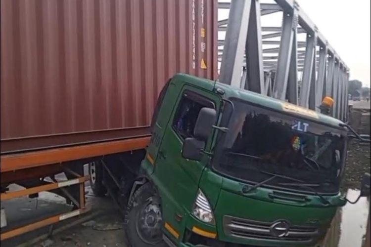 Penyapu Koin di Jembatan Sewo Indramayu Tewas Tertabrak Truk