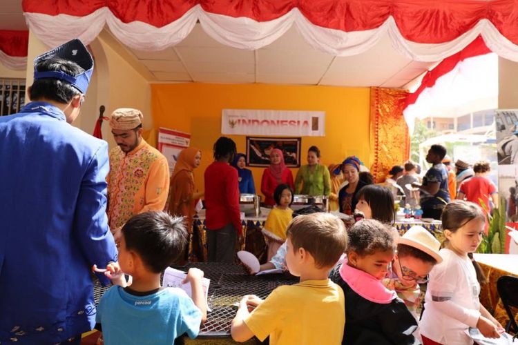 Pengunjung World Cultural Month Dari Anak-anak Hingga Dewasa Terlihat Memadati Stan KBRI, di ajang World Cultural Month 2018, Dakar, Senegal, Minggu (29/4/2018).