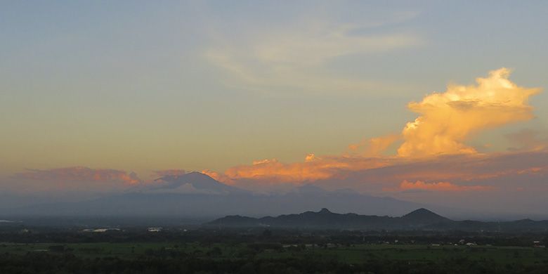 Gunung Lawu Setinggi 3265 Meter di Atas Permukaan Laut Dilihat dari Puncak Gunung Sepikul