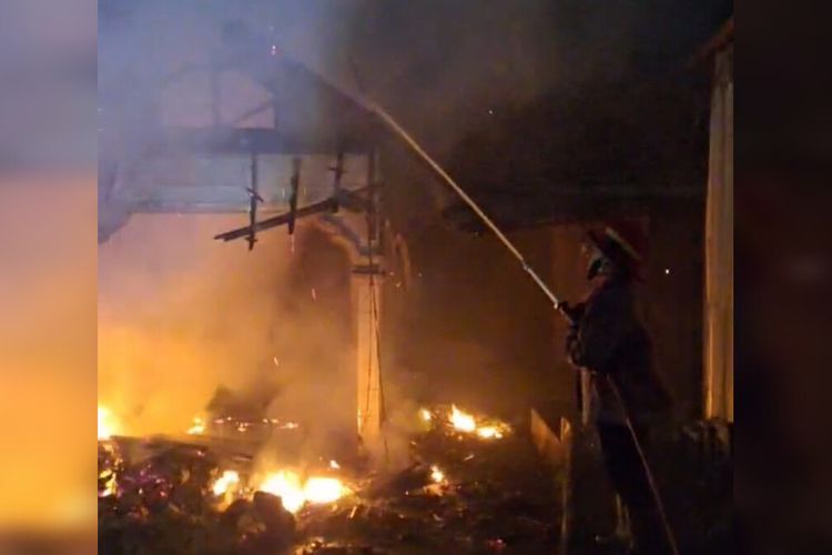 Rumah di Jalur Pantura Cirebon Terbakar Hebat, Diduga Akibat ODGJ Bakar Sampah