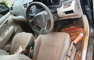 Ilustrasi interior mobil yang mengalami kebanjiran