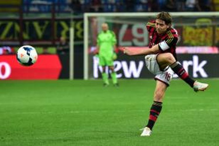 Gelandang Milan, Riccardo Montolivo, melesatkan tendangan dari tengah lapangan dan mencetak gol untuk kemenangan 1-0 Milan atas Catania di Stadion San Siro, Roma, Italia, Minggu (13/4/2014).