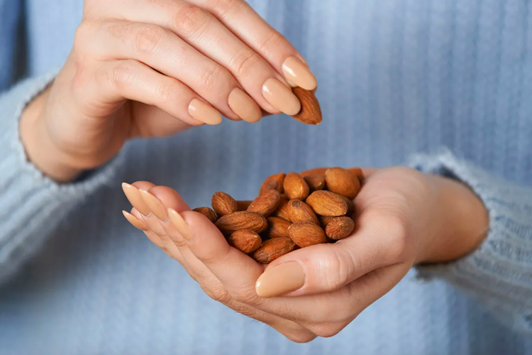 Kacang almond adalah makanan yang baik dimakan saat gula darah tinggi 