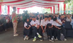 Pakai Seragam Sekolah, Siswa-siswi SMK Ikuti Job Fair Kemenaker untuk Cari Tahu Peluang Kerja