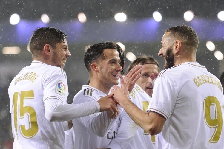 Karim Benzema merayakan gol bersama rekan-rekannya pada pertandingan Eibar vs Real Madrid dalam lanjutan Liga Spanyol di Stadion Ipurua, 9 November 2019. 