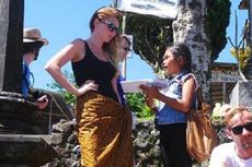 Gadis Cilik Penjual Kartu Pos di Bali Ini Kuasai 23 Bahasa
