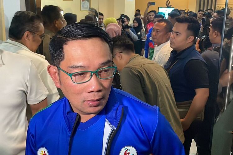 Gubernur Jawa Barat Ridwan Kamil saat mengunjungi TPST di Kecamatan Margaasih, Kabupaten Bandung, Jawa Barat