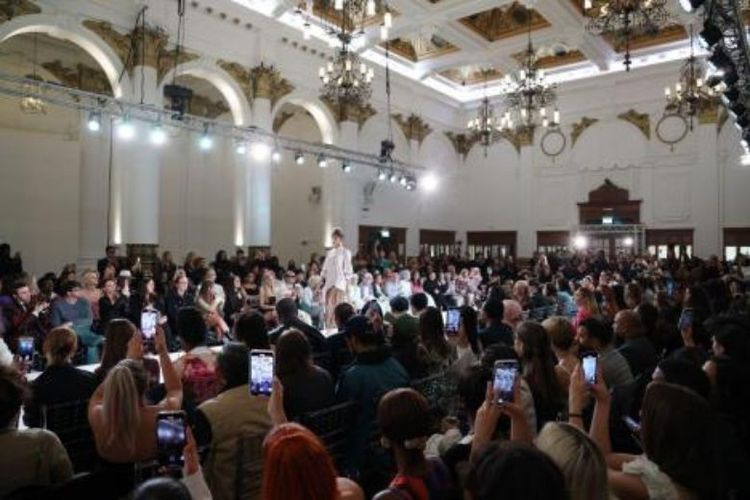 Suasana fashion show Wearing Klamby pada London Fashion Week 2022. 