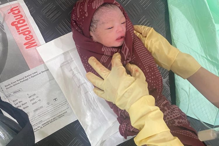 Bayi berjenis kelamin perempuan yang dilahirkan oleh Mariyatun di atas kapal