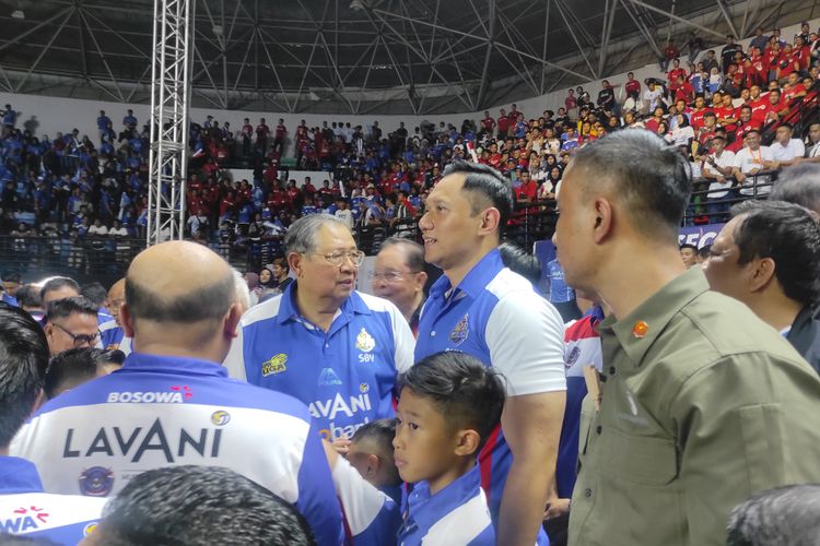 Susilo Bambang Yudhoyono (SBY) didampingi Agus Harimurti Yudhoyono (AHY) saat menyaksikan langsung laga grand final Proliga 2023 antara Jakarta Lavani Allo Bank dan Jakarta Bhayangkara Presisi di GOR Amongrogo, Yogyakarta, pada Minggu (19/3/2023) malam WIB.