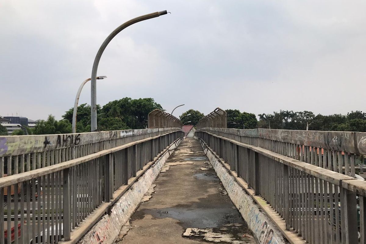 Suasana Jembatan Penyeberangan Orang (JPO) Halte Kramat Cilandak Timur, Pasar Minggu, Jakarta pada Selasa (27/10/2020) siang.