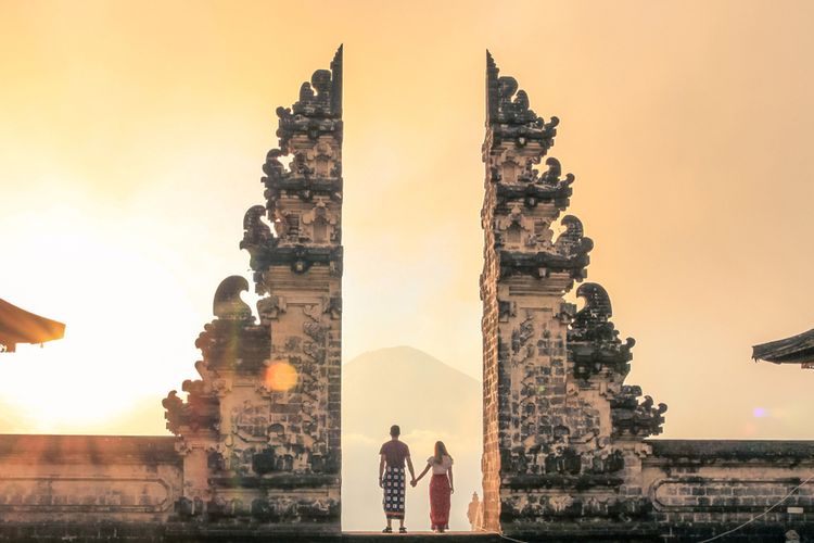 Ilustrasi wisatawan di Pura Penataran Agung Lempuyang, Karangasem, Bali.