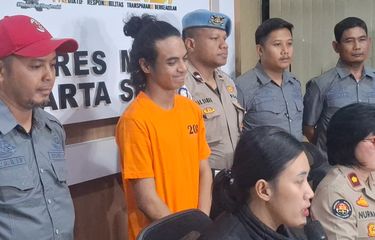 Vadel Badjideh tampak tersenyum saat dirilis di Polres Metro Jakarta Selatan, Jumat (14/2/2025).
