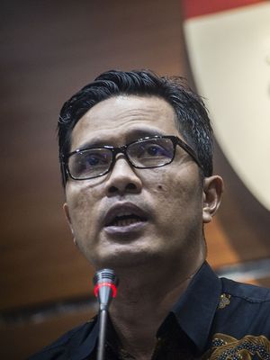 Juru Bicara KPK Febri Diansyah memberikan keterangan pers terkait pengembangan perkara kasus tindak pidana korupsi pengadaan ruang terbuka hijau (RTH) Pemerintah Kota Bandung di Gedung KPK, Jakarta, Kamis (21/11/2019). KPK telah menerima hasil audit dari Badan Pemeriksa Keuangan (BPK) dalam rangka perhitungan dugaan kerugian keuangan negara terkait kasus tersebut sebesar Rp69 miliar dari realisasi anggaran sekitar Rp115 miliar. ANTARA FOTO/Aprillio Akbar/nz