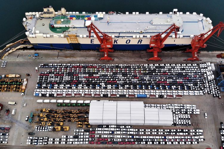 Foto dari udara yang diabadikan pada 7 Agustus 2022 ini menunjukkan deretan kendaraan komersial sebelum dikirim menggunakan kapal kargo ro-ro ke Afrika di Pelabuhan Qingdao di Qingdao, Provinsi Shandong, China bagian timur.