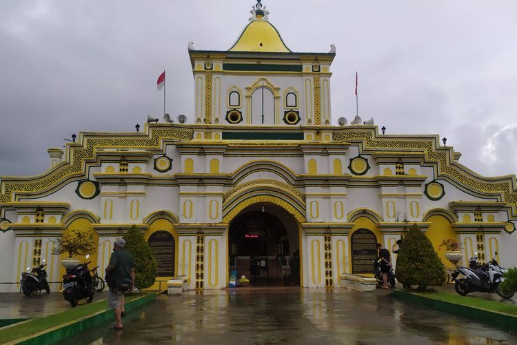 Salah satu lokasi wisata religi di Kabupaten Sumenep yakni Masjid Agung Sumenep.