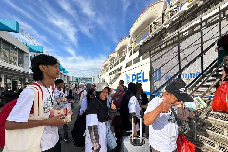 Peserta Mudik Bersama BUMN 2024 tengah menaiki kapal rute Makassar-Surabaya di Pelabuhan Soekarno-Hatta, Makassar.