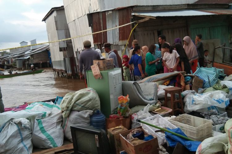 Barang-barang dari rumah toko yang ambruk dan terbawa arus yang berhasil diselematkan warga