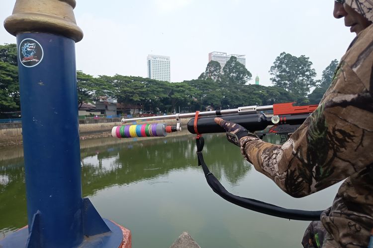 Saat Pemaser Berpakaian Loreng Berburu Ikan di Sungai Cisadane...
